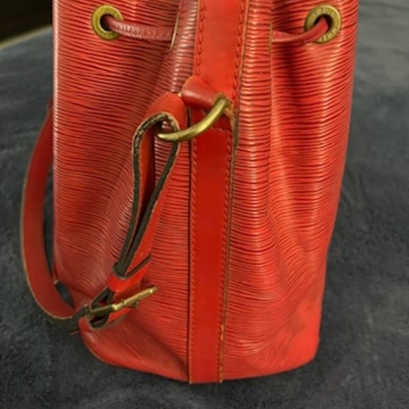(SOLD)Authentic vintage Louis Vuitton Red Epi bucket noe bag - Picture 4 of 12